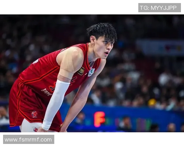 曾凡博上场即紧逼布克遭吹防守犯规展现CBA防守强度